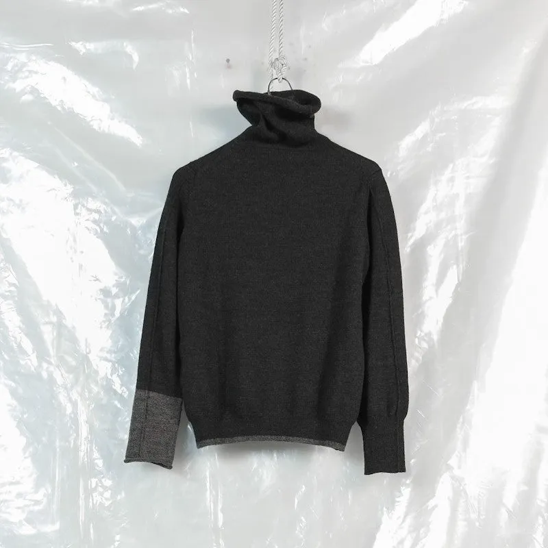 contrast sleeve turtleneck